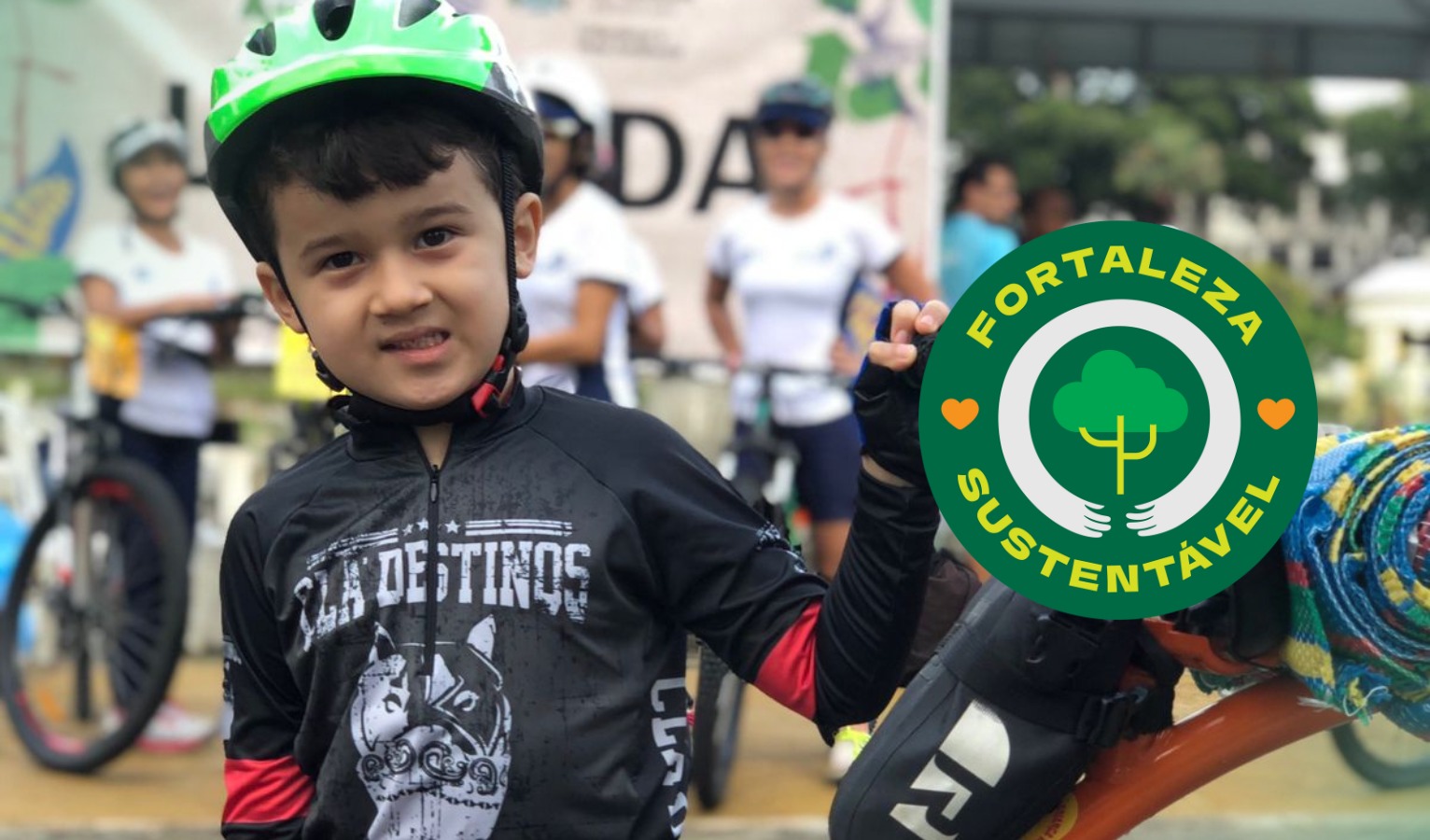 criança com capacete de ciclista